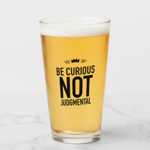 Seien Sie neugierig, nicht beurteilend - inspirier Glas