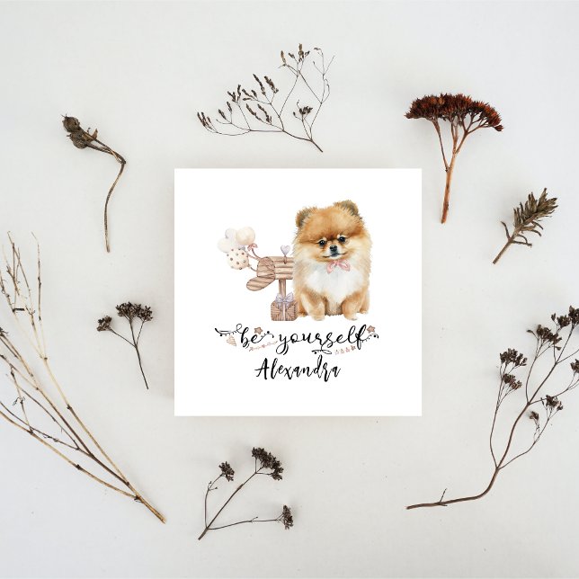 Seien Sie Niedlicher Spitz-Welpe neben dem Postfac Einladung (Von Creator hochgeladen)