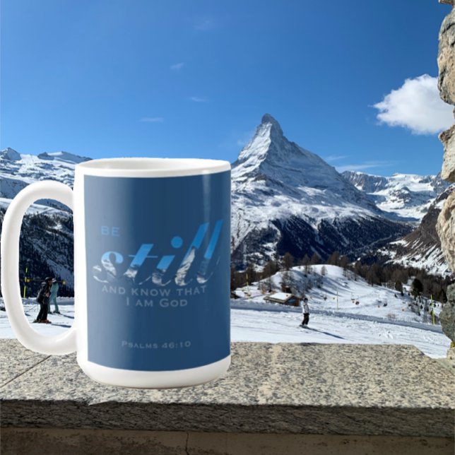Seien Sie noch Bible Verse Schweizer Berge blaue M Kaffeetasse (Inspirational Swiss mountain Bible verse mug.  "Be still, and know that I am God" Monogram on back.)