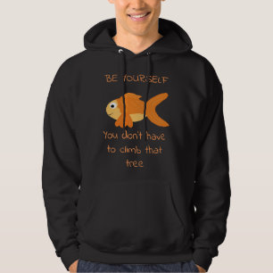 Seien Sie selbst Fisch klettert Bäume Hoodie
