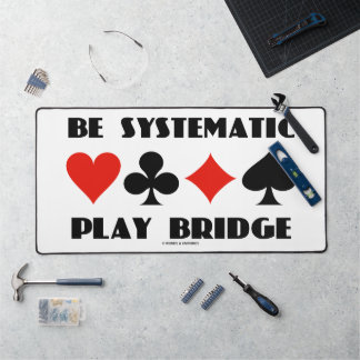 Seien Sie systematisch bei der Play Bridge - Vier- Schreibtischunterlage