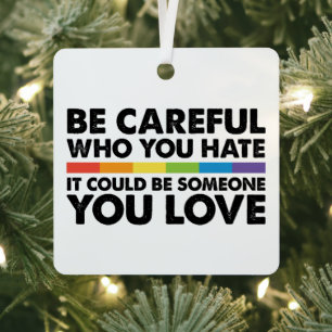 Seien Sie vorsichtig, wen Sie hassen Rainbow LGBT  Ornament Aus Metall