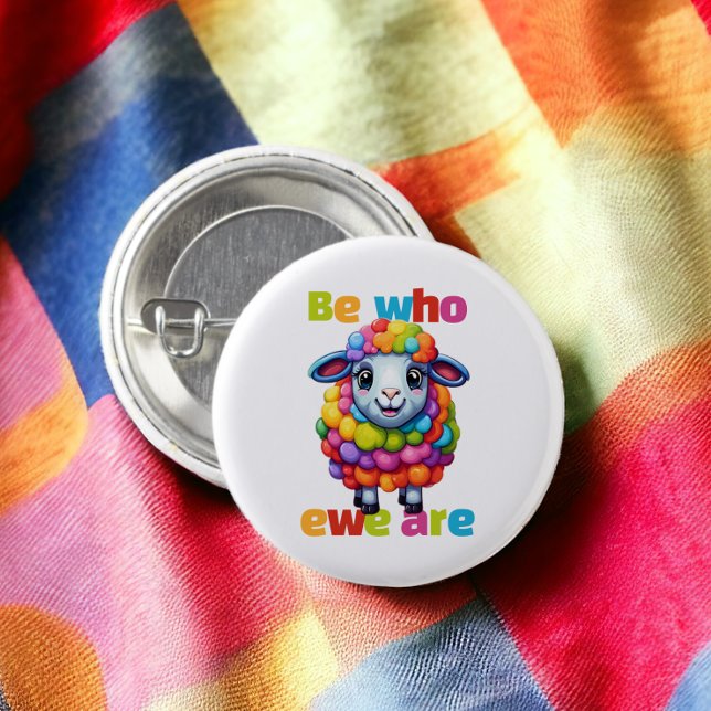 Seien Sie, wer ewe ist Rainbow Sheep Button (Be who ewe are Rainbow Sheep Buttons from Ricaso. A cute sheep be who you are LGBT gay pride pin)
