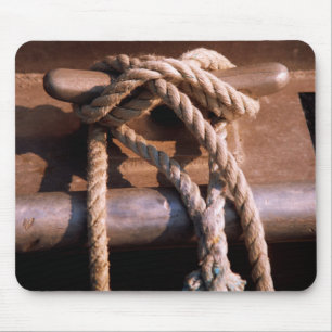Seil gebunden an einer Boots-Krawatte Mousepad