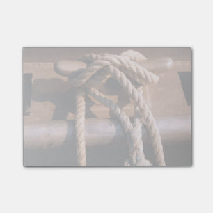 Seil gebunden an einer Boots-Krawatte Post-it Klebezettel