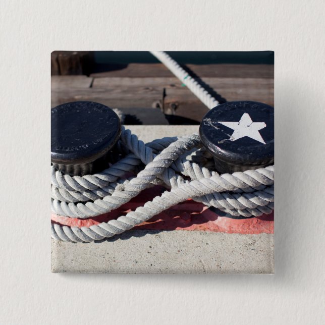 Seil gebunden an zwei Schiffspollern Button (Vorderseite)