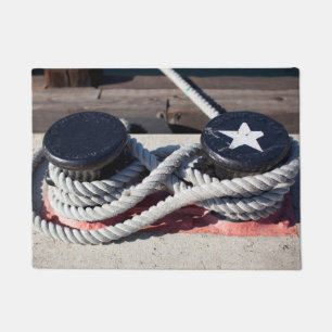 Seil gebunden an zwei Schiffspollern Fußmatte