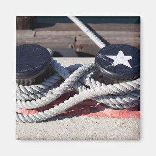 Seil gebunden an zwei Schiffspollern Magnet