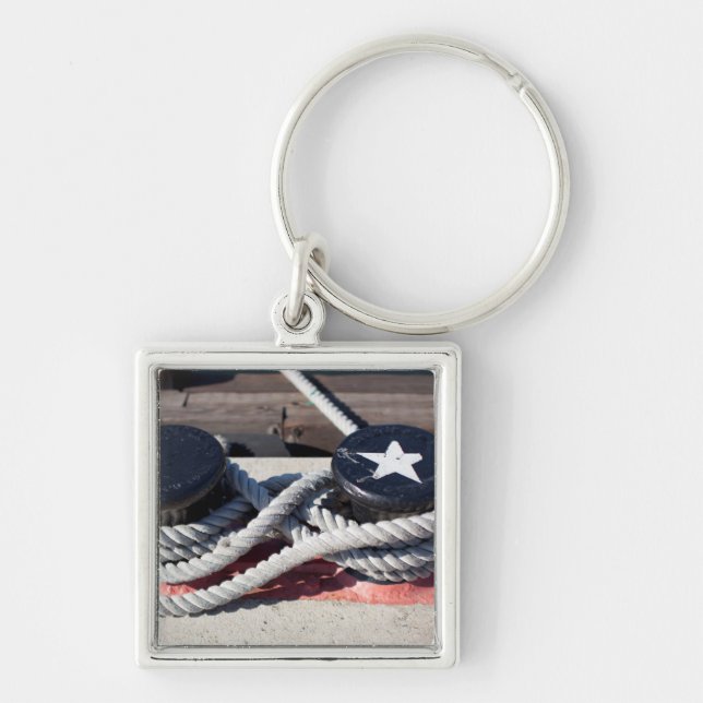 Seil gebunden an zwei Schiffspollern Schlüsselanhänger (Vorne)