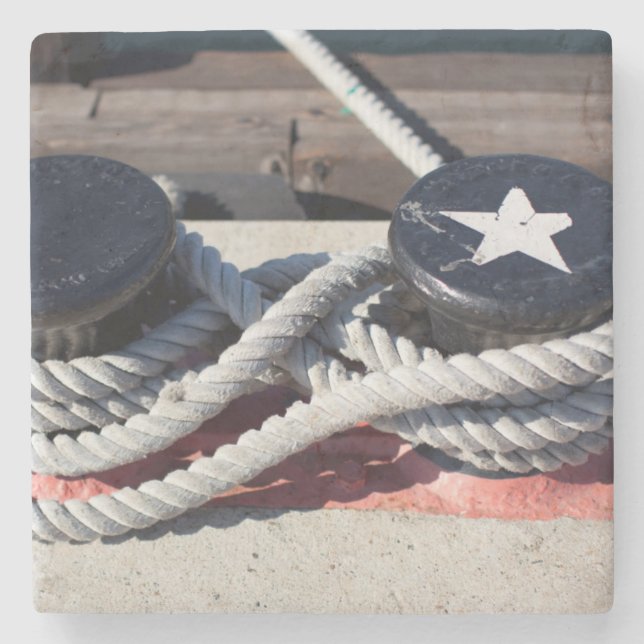 Seil gebunden an zwei Schiffspollern Steinuntersetzer (Vorderseite)