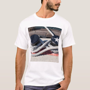 Seil gebunden an zwei Schiffspollern T-Shirt