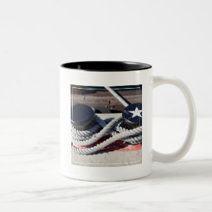 Seil gebunden an zwei Schiffspollern Zweifarbige Tasse