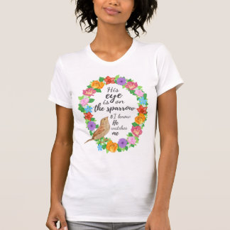 Sein Auge ist auf dem T - Shirt der Frauen