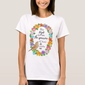 Sein Auge ist auf dem T - Shirt der Frauen