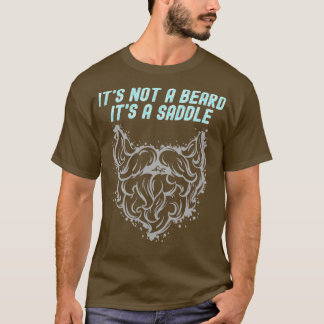 Sein nicht-bärtiges Design mit einem sattelförmige T-Shirt