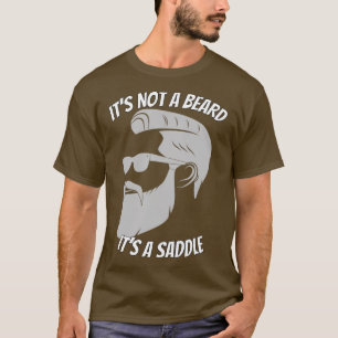 Sein nicht gerade schöner Bart und sein gepflegtes T-Shirt