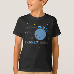 sein okaypluto im Schwarzen T-Shirt