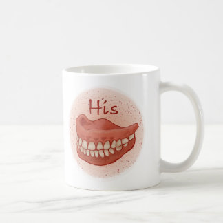 Seine Tasse der falschen Zähne
