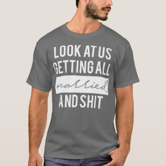 Seine und ihre Verlobung geben den Frauen eine Bra T-Shirt