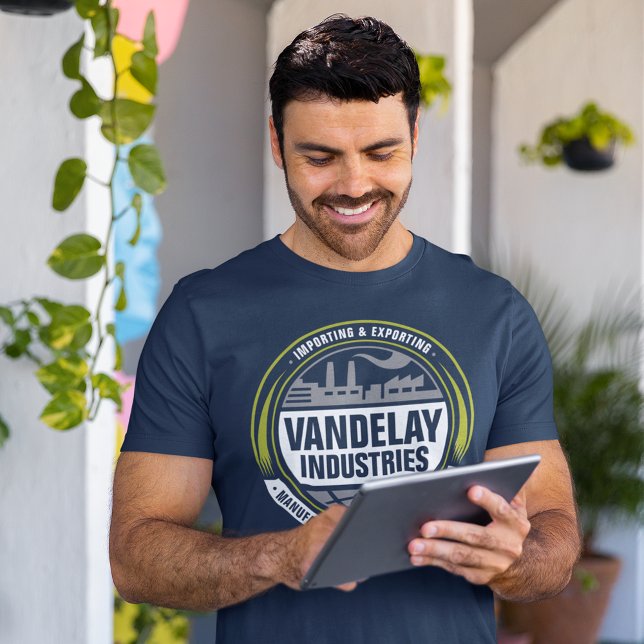 Seinfeld | Logo von Vandelay Industries T-Shirt (Person wearing t-shirt)
