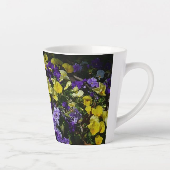 Seite der Lila und gelben Stiefmütterchen Milchtasse (Rechts)
