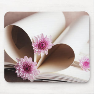 Seiten eines Buches, das in ein Herz gemacht wird, Mousepad