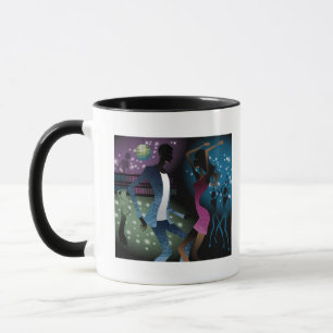 Seitenansicht der Leute, die durch Mikrofon tanzen Tasse