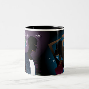 Seitenansicht der Leute, die durch Mikrofon tanzen Zweifarbige Tasse