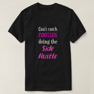 Seitliche Husteldecke Neon Pink Text Uni. T-Shirt