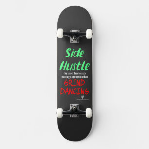 Seitlicher Hustle gegen grind tanzende Neon Green Skateboard