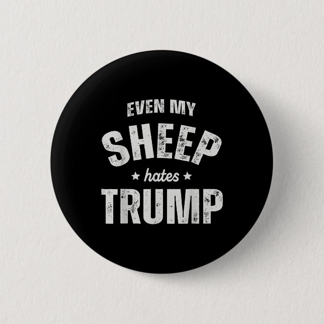 Selbst mein Schaf hasst Trump gegen Trump Men Baue Button (Vorderseite)