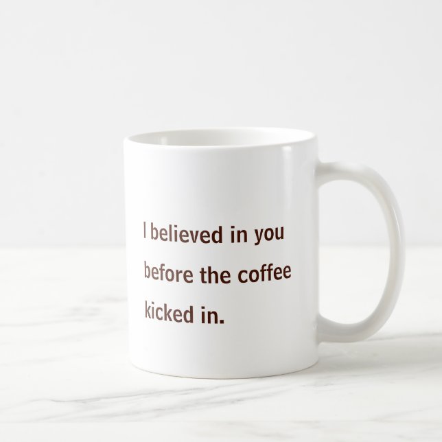 Selbstbewusster Kaffeebohnen-Charakter Kaffeetasse (Rechts)