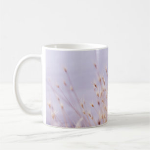 SELEKTIVE FOKUSFOTOGRAFIE VON GRASFLÄCHE KAFFEETASSE