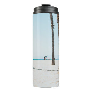 Selektive Fokusfotografie von weißem Surfbrett Thermosbecher