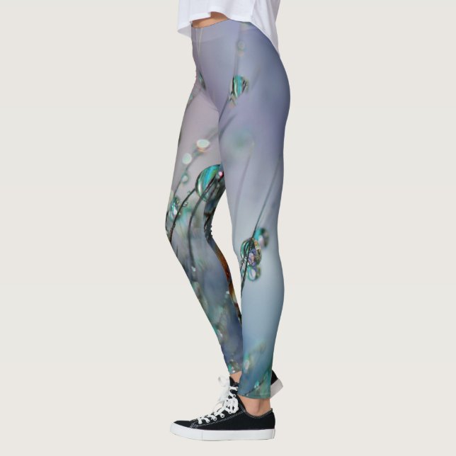 Selektiver Fokus Foto des Taues Wasser auf Pflanze Leggings (Links)