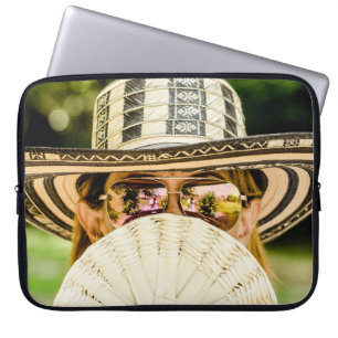 Selektives Fokussierungs-Foto von Frauen, die eine Laptopschutzhülle