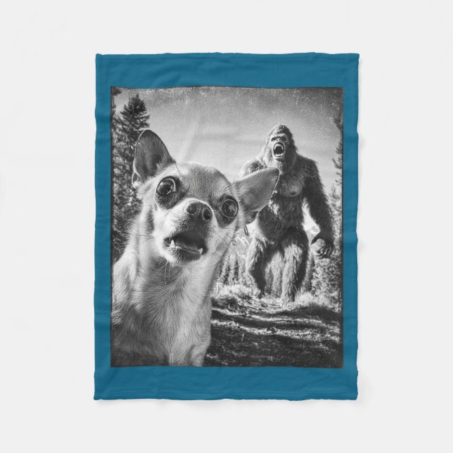 Selfie Cryptid Chihuahua Humor Sasquatch Bigfoot Fleecedecke (Vorderseite)