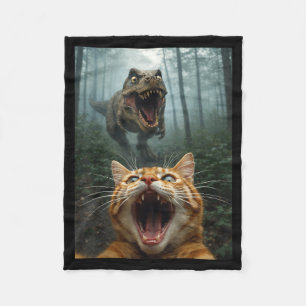 Selfie mit orangefarbener Katze und T-Rex-Dinosaur Fleecedecke