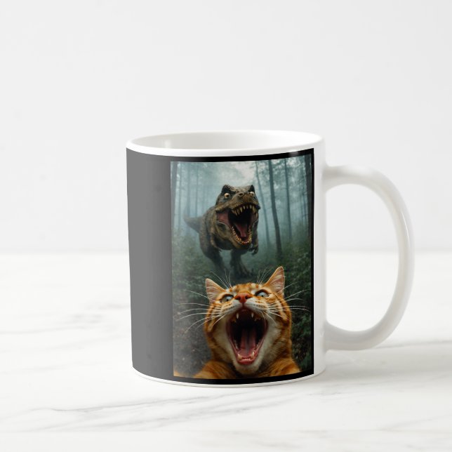 Selfie mit orangefarbener Katze und T-Rex-Dinosaur Kaffeetasse (Rechts)