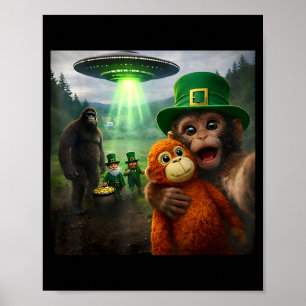 Selfie mit Punch-Affen mit Bigfoot-Leprechaun-UFO Poster