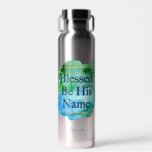 Selig sein Name Schöne Bibel Verse Custom Trinkflasche<br><div class="desc">Schöne Christliche Bibelverse aus dem Buch der Psalmen gerahmt mit einem goldenen Quadrat auf einem schicken,  modernen Aquarell blau und grün. Diese Wasserflasche enthält Psalm 72:19,  der gesegnet wird für immer sein ruhmvoller Name. Lass,  die ganze Erde sei mit seiner Herrlichkeit gefüllt. Amen.</div>