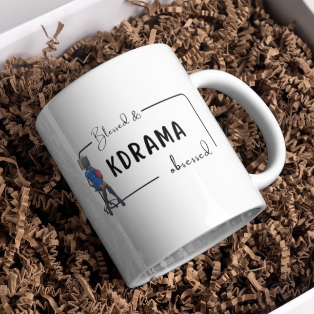 Selig und kdramatisch besessen Kdrama-Liebhaber Kaffeetasse (Von Creator hochgeladen)