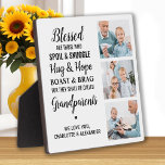 Selige Großeltern Personalisiert 3 Foto Collage Fotoplatte<br><div class="desc">Feiern Sie Ihre Großeltern mit einer individuellen Collage-Plakette für Fotos. Diese einzigartige Zitat-Großeltern-Plakette ist das perfekte Geschenk, ob Geburtstag, Großeltern oder Weihnachten. Wir hoffen, dass Ihr besonderes "Keepake"-Foto-Großeltern-Geschenk für viele Jahre zu einem wertvollen Sake wird. . Zitat " Selig sind diejenigen, die Spoil & Snuggle, Hug & Hope, Boast &...</div>