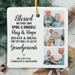Selige Großeltern Personalisiert 3 Foto Collage Keramikornament<br><div class="desc">Feiern Sie Ihre Großeltern mit einer individuellen Collage aus Foto. Dieses einzigartige Zitat Großeltern-Ornament ist das perfekte Geschenk, ob Geburtstag, Großeltern-Tag oder Weihnachten. Wir hoffen, dass Ihr besonderes "Keepake"-Foto-Großeltern-Geschenk für viele Jahre zu einem wertvollen Sake wird. . Zitat " Selig sind diejenigen, die Spoil & Snuggle, Hug & Hope, Boast...</div>