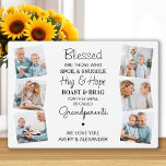 Selige Großeltern zitieren FotoCollage Fotoplatte<br><div class="desc">Feiern Sie Ihre Großeltern mit einer individuellen Collage-Plakette für Fotos. Diese einzigartige Großeltern zitieren Plakette ist das perfekte Geschenk, ob Geburtstag, Großeltern oder Weihnachten. Wir hoffen, dass Ihr besonderes Geschenk für die Großeltern in den kommenden Jahren zu einem wertvollen Sake wird. . Zitat " Selig sind diejenigen, die Spoil &...</div>