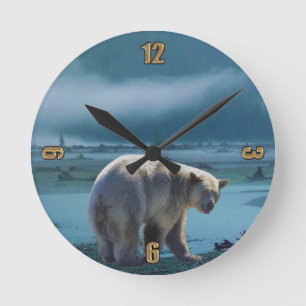 Seltener Ghost Bear und Misty River Wildlife Scene Runde Wanduhr