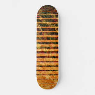 Seltsame orangefarbene Streifen und zerkratzte kle Skateboard