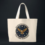 Semiquincentennial USA 250th Anniversary Tote bags Jumbo Stoffbeutel<br><div class="desc">Patriotic Golden Eagle Emblem Budget Tote Bag Show off your pride with a bag that combines timeless American symbolism with everyday functionality. This budget-friendly tote features a striking Golden Eagle in mid-flight, set against a deep navy blue background and encircled by a ring of stars. The rich burgundy border adds...</div>