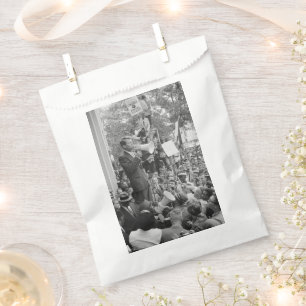 Sen. Robert Kennedy Campaigning für US-Präsident Geschenktütchen