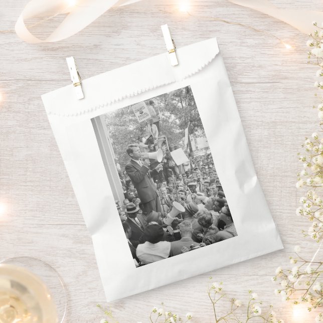 Sen. Robert Kennedy Campaigning für US-Präsident Geschenktütchen (Ausgeschnitten)